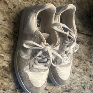 Veja b-10 leather sneaker size 36.  Retail for $175